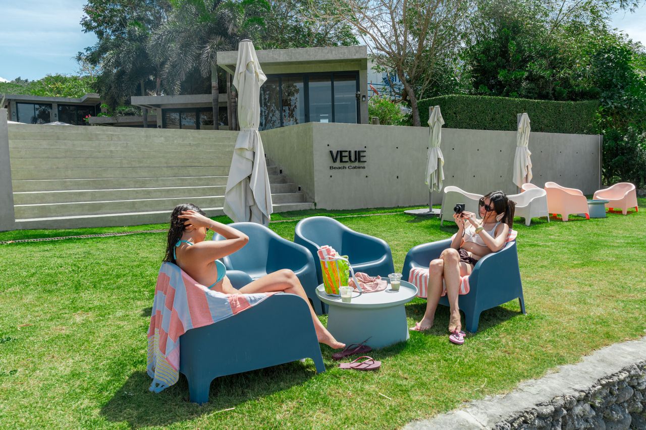 Guests relaxing in the elevated front lounge above the beach at Veue