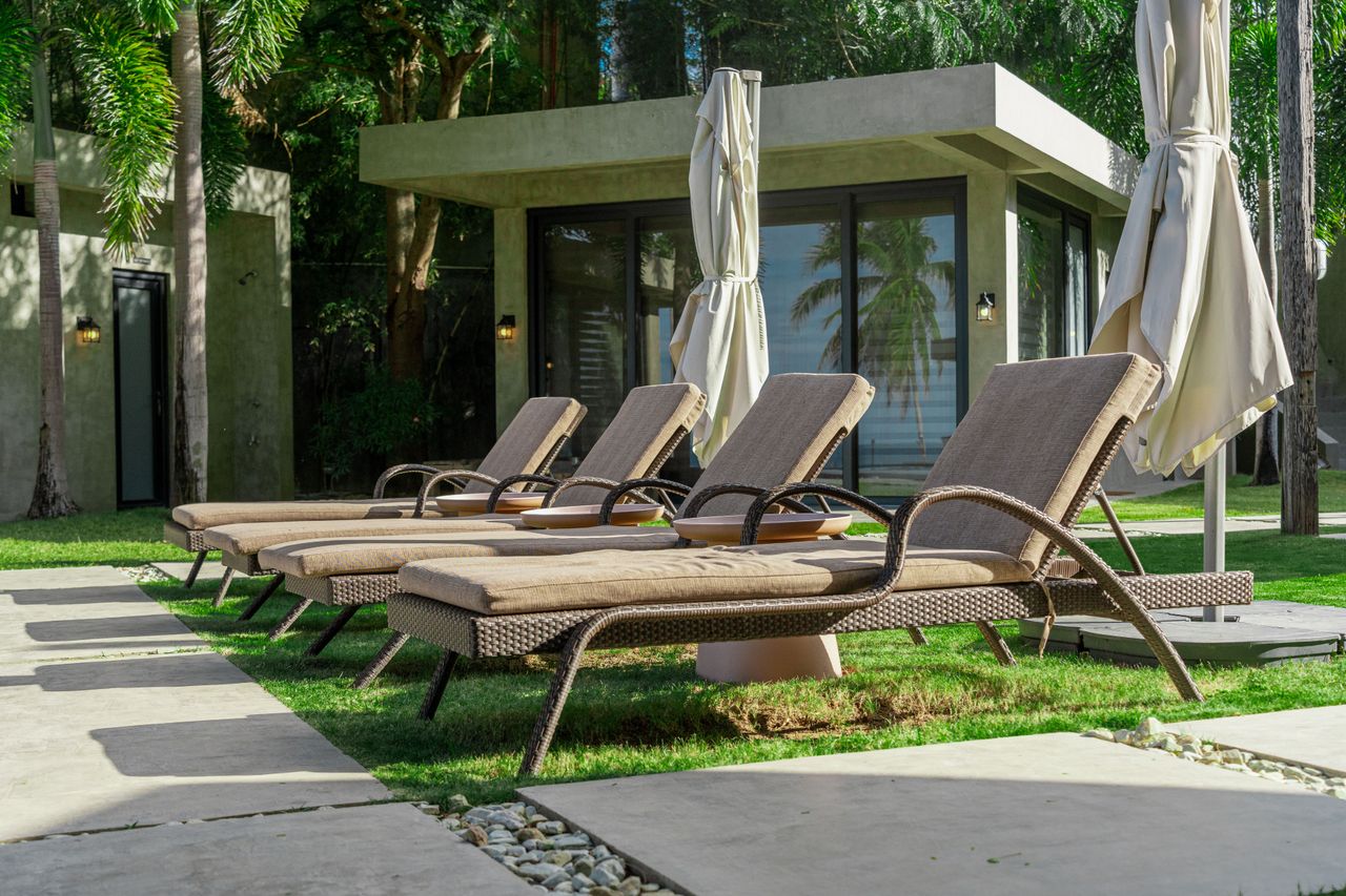 Cushioned sun loungers on the lawn outside a Shoreline cabin